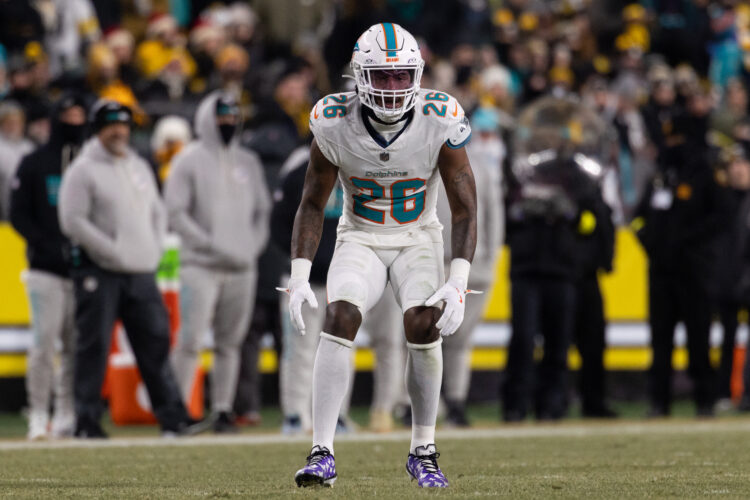 Cornerback Rasul Douglas agrees to a 1-year contract with the Commanders, AP source says